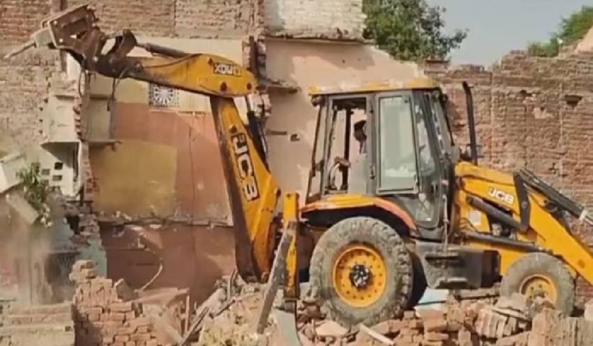 Bulldozer Action : कालकाजी के भूमिहीन कैंप में DDA का बुलडोजर एक्शन, 1200 अवैध झोपड़ियों को किया जा रहा धवस्त