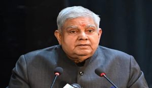 मंच से नीचे उतरे, महेंद्र पाल को गले लगाकर रोने लगे… फिर बिगड़ी उपराष्ट्रपति धनखड़ की तबीयत