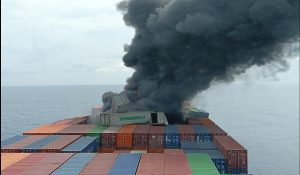 Fire Kerala Ship : अरब सागर में कंटेनर जहाज में लगी भीषण आग, 18 लोगों को बचाव दल ने किया रेस्क्यू