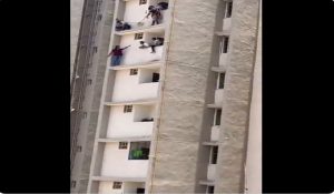 Video : अहमदाबाद में वॉन्टेड अपराधी को पकड़ने पहुंची पुलिस, हुआ हाई वोल्टेज ड्रामा… देखें वीडियो