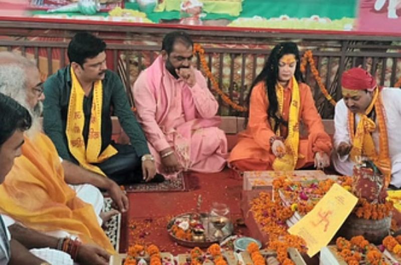 ममता कुलकर्णी ने संभल के कल्कि धाम में शिला दान किया