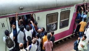 अपग्रेड होगी मुंबई लोकल ट्रेनें, लगेंगे स्वचालित दरवाजे, हादसे के बाद नींद से जागी सरकार