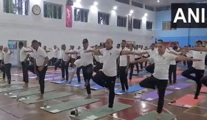 International Yoga Day : उत्तर भारत से लेकर दक्षिण तक योग का जश्न, रक्षा मंत्री ने भी जवानों के साथ किया योग