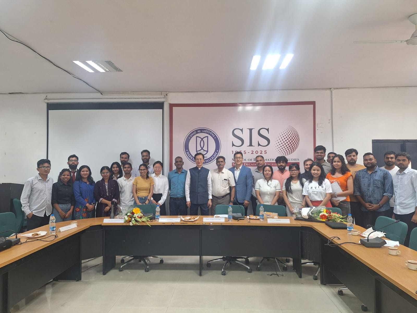 चीन-भारत संबंधों को बढ़ावा देने के लिए जेएनयू में चीनी दूतावास के मंत्री का दौरा