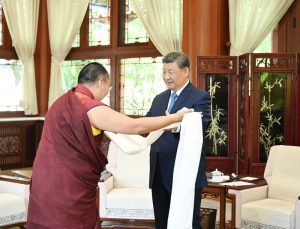 शी चिनफिंग ने पंचेन एर्डेनी छोइगयी ग्याइबो से भेंट की