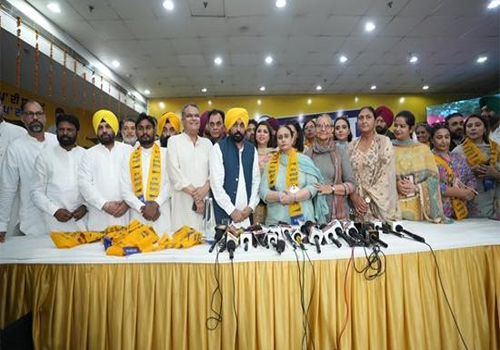 लुधियाना पश्चिम में कांग्रेस को लगा बड़ा झटका, दर्जनों कांग्रेस परिवार आप में हुए शामिल