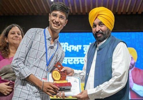 सीएम मान ने जेईई में सफल विद्यार्थियों को किया सम्मानित, पंजाब में शिक्षा के पुनरुद्धार के लिए ‘सिखिया क्रांति’ को बताया गेम चेंजर