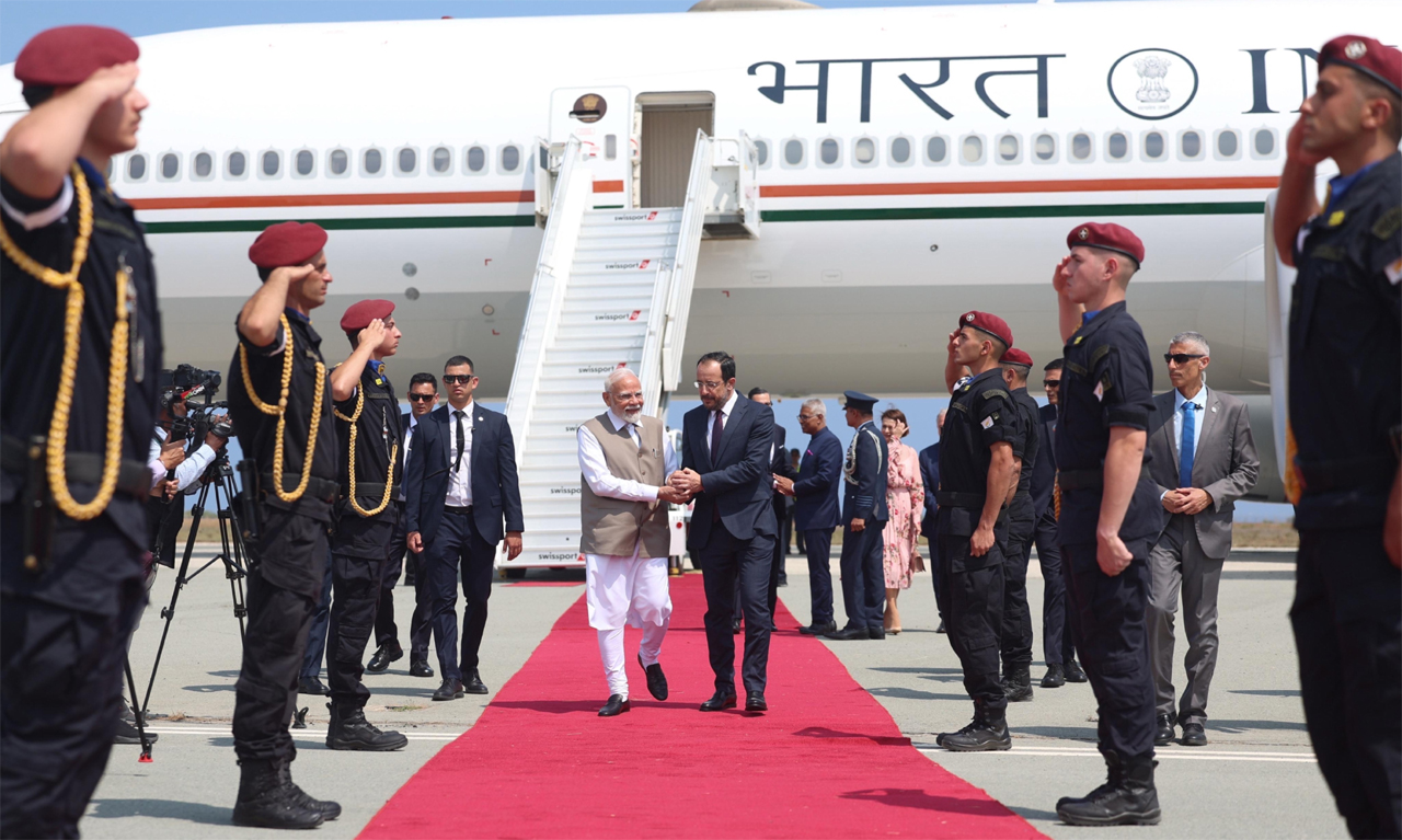 PM मोदी साइप्रस पहुंचे: राष्ट्रपति निकोस ने एयरपोर्ट पर रिसीव किया; जानें क्यों खास है यह दौरा