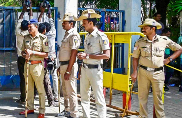 Bengaluru Stampede : CM के आवास पर सुरक्षा कड़ी की गई; भाजपा ने पुलिस की कार्रवाई पर सवाल उठाए