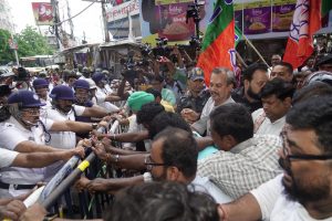 कोलकाता में गैंगरेप के बाद बवाल, पुलिस से भिड़े BJP कार्यकर्ता, हिरासत में केंद्रीय मंत्री सुकांत मजूमदार, जांच के लिए SIT गठित