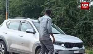 Video : महिला ने तेलंगाना में रेलवे ट्रैक पर दौड़ाई कार, मची अफरा-तफरी… 15 ट्रेनों का बदला रूट