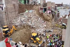 मथुरा में बड़ा हादसा…मिट्टी का टीला धंसकने से भरभराकर गिरे 7 मकान, तीन की मौत…