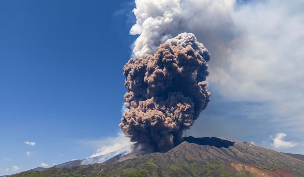 Mount Etna Eruption : माउंट एटना में हुआ बड़ा विस्फोट, कांप उठी धरती, चारों तरफ मची अफरातफरी, देखें Video