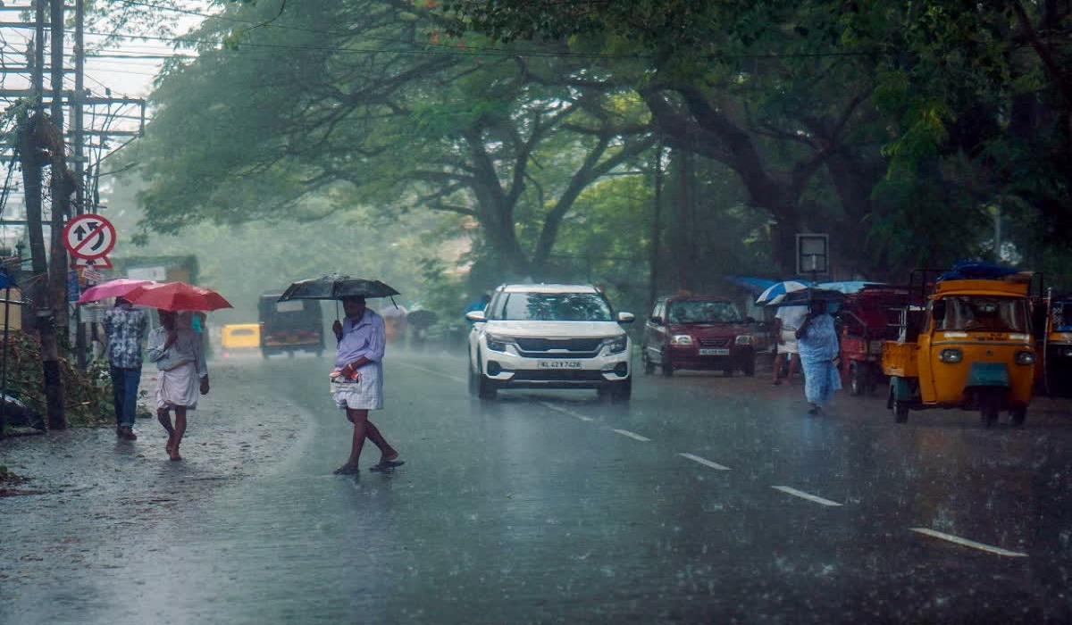 Weather Forecast : मौसम ने ली करवट, कहीं बारिश तो कहीं उमस भरी गर्मी पड़ने का अनुमान… IMD ने जारी किया अलर्ट