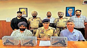 पंजाब पुलिस बड़ी कार्रवाई ; सीमा पार से अवैध हथियारों की तस्करी करने वाले तस्करों को विदेशी पिस्तौलों के साथ किया गिरफ्तार