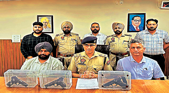 पंजाब पुलिस बड़ी कार्रवाई ; सीमा पार से अवैध हथियारों की तस्करी करने वाले तस्करों को विदेशी पिस्तौलों के साथ किया गिरफ्तार