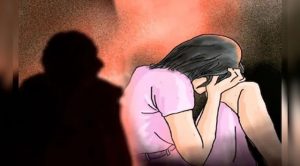 40 वर्षीय पड़ोसी ने स्कूल छोड़ने के बहाने 15 वर्षीय नाबालिगा को कोल्ड ड्रिंक में नशा देकर कार में किया दुष्कर्म, सड़क पर छोड़कर हुआ फरार