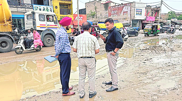 जालंधर DC ने MCJ को लम्मा पिंड-जंडूसिंघा रोड पर सीवरेज ब्लॉकेज को हल करने के निर्देश दिए