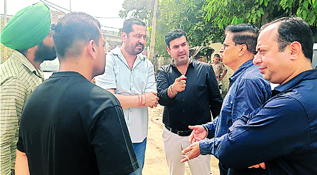 मेयर और दिनेश ढल्ल ने लम्मा पिंड चौक सीवरेज डिस्पोजल का किया निरीक्षण