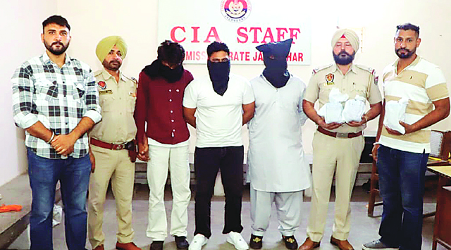कमिश्नरेट पुलिस ने अलग-अलग स्थानों से 5 किलो से अधिक हैरोइन, 2 किलो अफीम और अवैध हथियारों के साथ 5 आरोपी दबोचे