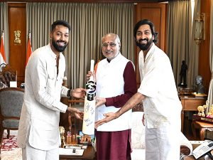भारतीय ऑलराउंडर हार्दिक पंड्या और क्रुणाल ने महाराष्ट्र के राज्यपाल सीपी राधाकृष्णन से की मुलाकात