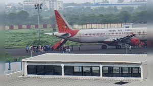 गुजरात में बड़ी कार्रवाईः 250 अवैध बांग्लादेशी नागरिकों को भारतीय वायुसेना के विशेष विमान भेजा गया वापस