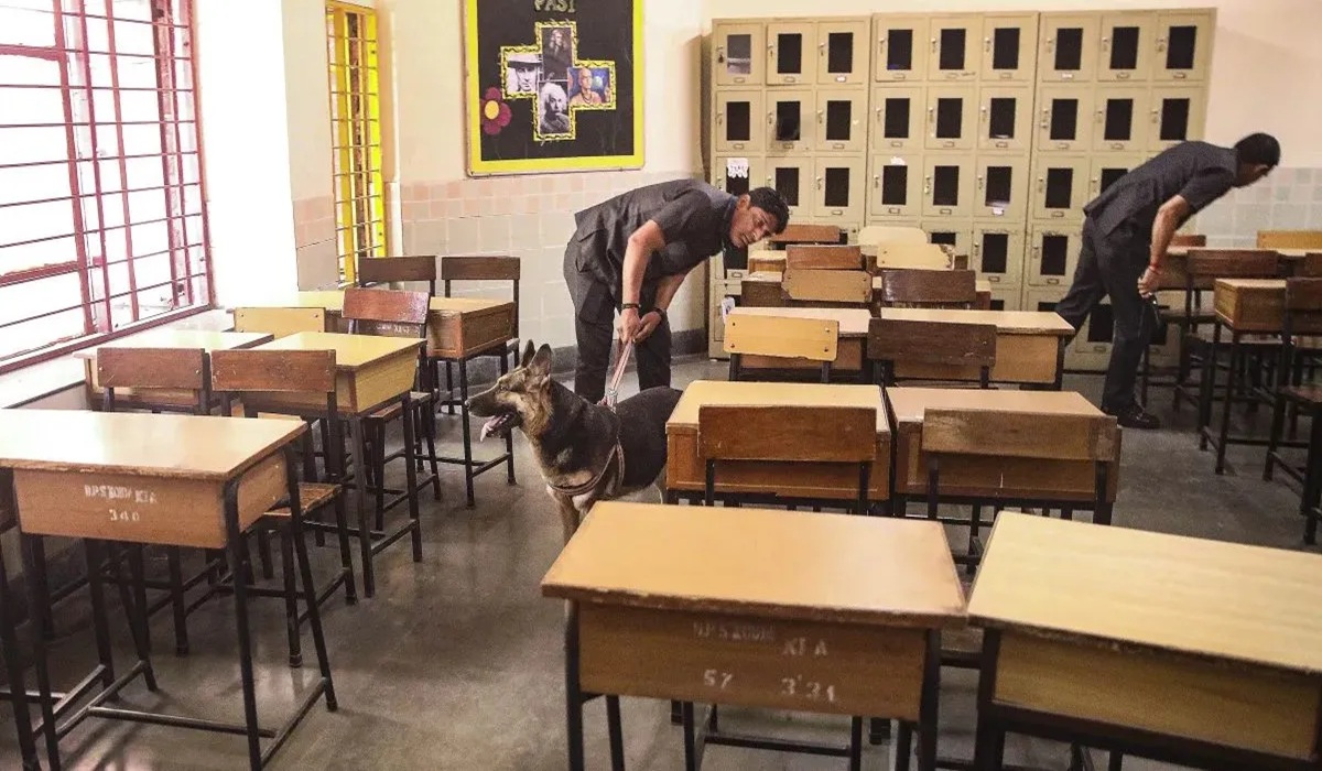 दिल्ली के दो स्कूलों को मिली बम से उड़ाने की धमकी, मचा हड़कंप… मौके पर मौजूद पुलिस दल