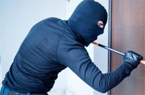 पुलिस ने बारह घंटे के भीतर सॉल्व किया केस: चोर को गिरफ्तार कर 36.75 लाख रुपये के सोने-चाँदी के आभूषण किये बरामद