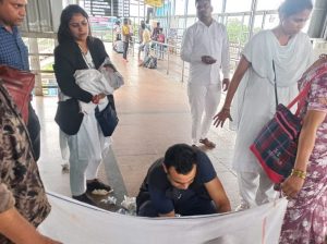 झांसी रेलवे स्टेशन पर आर्मी के डॉक्टर ने महिला की कराई डिलीवरी… हेयर क्लिप और पॉकेट नाइफ किया यूज