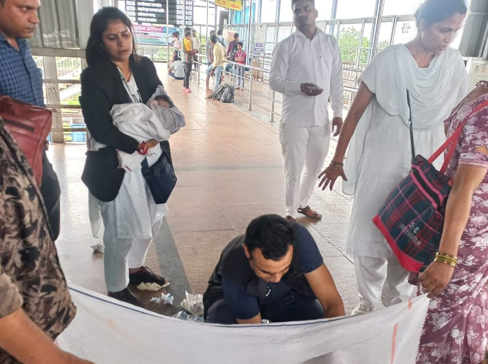 झांसी रेलवे स्टेशन पर आर्मी के डॉक्टर ने महिला की कराई डिलीवरी… हेयर क्लिप और पॉकेट नाइफ किया यूज