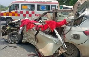 UP में दर्दनाक हादसा: ट्रैक्टर से टकराई श्रद्धालुओं की कार; 4 की मौत, दो घायल
