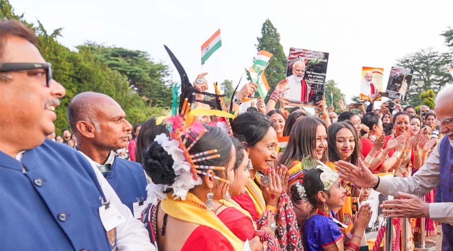 PM Modi पहुंचे यूके, भारतीय समुदाय ने किया भव्य स्वागत, बताया- इमोशनल मोमेंट