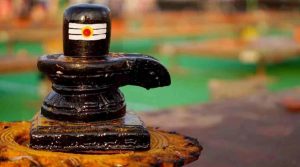 सावन में शिवलिंग पर पहले क्या चढ़ाएं – बेलपत्र या जल? जानिए शिव पूजन के नियम और सावधानियां