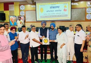 UPSC परीक्षा पास करने वाले पंजाब के 18 युवाओं को गुलाब चंद कटारिया ने किया सम्मानित
