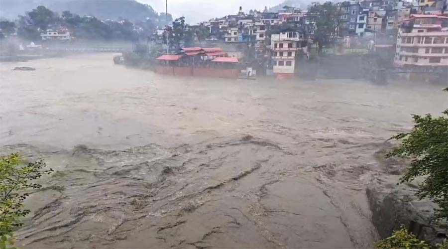 हिमाचल में भारी बारिश का कहर… मंडी में बादल फटने से मची तबाही, IMD ने जारी किया अलर्ट