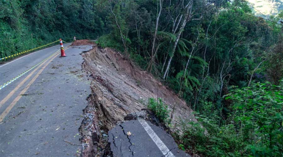 जम्मू-कश्मीर में भारी बारिश ने मचाई तबाही… फिर हुआ लैंडस्लाइड, मलबे ने दबे 2 युवक
