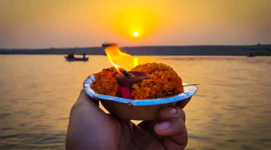 Hariyali Amavasya 24 July: पितरों के आशीर्वाद और सुख-समृद्धि के लिए इन स्थानों पर ज़रूर जलाएं दीपक, जानें महत्व