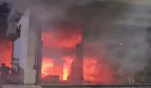 कपड़ा शोरूम में भीषण आग, तेज धमाकों से लोग डरे, कई घंटों की मेहनत के बाद आग पर काबू, लाखों का नुकसान