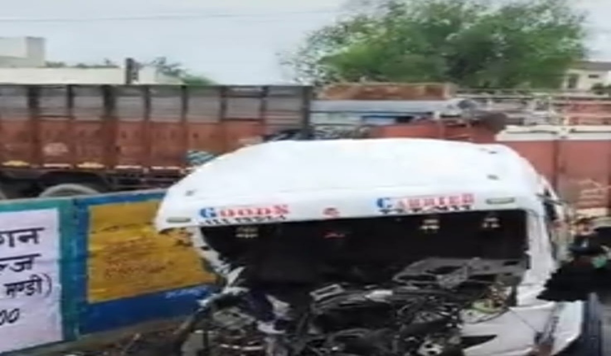 फतेहाबाद में सड़क हादसे में संतुलन बिगड़ने से ट्रक डिवाइडर से टकराया, दो लोग बुरी तरह घायल