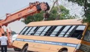 गड्ढे में गिरी बच्चों से भरी स्कूली बस, सामने से आ रही रोडवेज बस को बचाने के चक्कर में हादसा