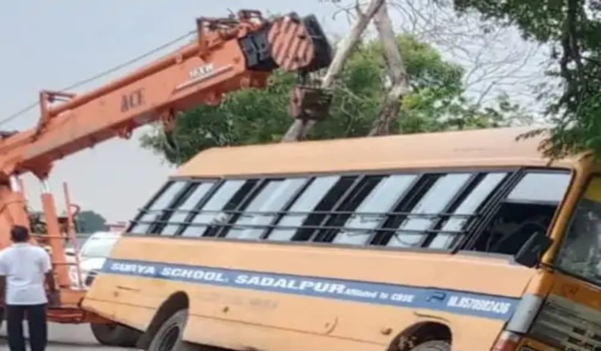गड्ढे में गिरी बच्चों से भरी स्कूली बस, सामने से आ रही रोडवेज बस को बचाने के चक्कर में हादसा