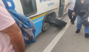 सड़क हादसे में जोरदार धमाके के साथ बस का टायर फटा, सवारियों के बीच बना डर का माहौल