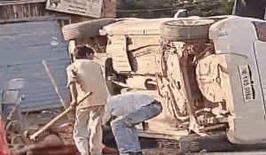 रंजिश के चलते दो गुटों में मारपीट, युवक की डंडों से पीट–पीट कर हत्या