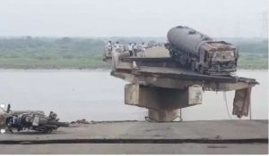 Gujarat Bridge collapse: महिसागर नदी पर बना पुल गिरा, 9 की मौत… कई वाहन नदी में डूबे