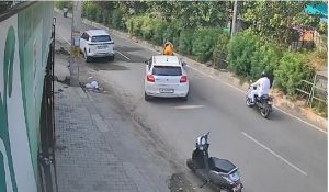 Video : स्कूटी से जा रही थी महिला टीचर, छात्रों ने जानबूझकर मारी टक्कर… CCTV में कैद हुई घटना