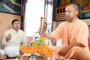 श्रवण मास के पहले दिन शिवालयों में लगा भक्तों का तांता, CM योगी ने किया रुद्राभिषेक, देखें तस्वीरें