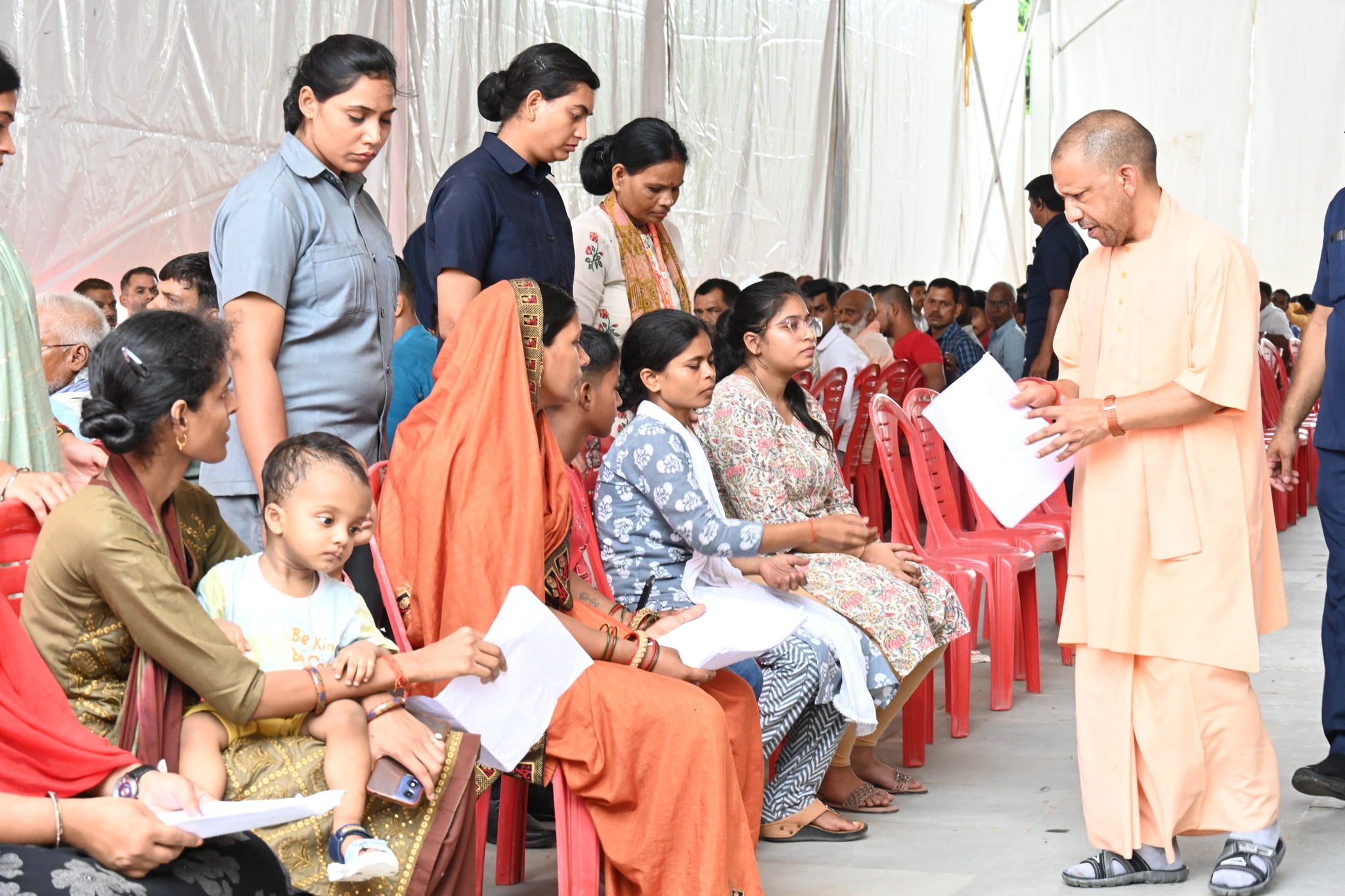 CM योगी ने जनता दर्शन में सुनीं 200 लोगों की समस्याएं, कहा- इलाज के लिए सरकार भरपूर मदद करेगी