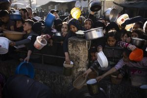 Israel-Hamas War: गाजा में भुखमरी से बुरा हाल… खाना देखते ही टूट पड़े लोग