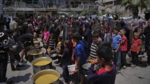 Gaza में खाद्य वितरण केंद्र के पास फिर बरसीं गोलियां, 50 फिलीस्तीनियों की मौत, मानवीय संकट गहराया