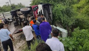 नालागढ़ में पलटी हिमाचल रोडवेज की बस, मच गई चीख-पुकार… 40 यात्री घायल